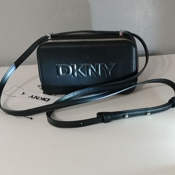 DKNY “Carter” Camera Crossbody‎ – Black – Adjustable Strap